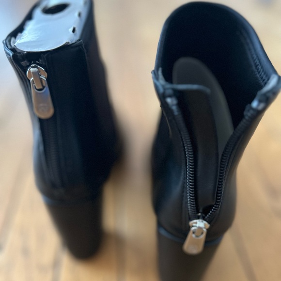 🔥NWOT Adrienne Vittadini Rudd ankle boots. Faux leather stretch upper. Sz 8 - Picture 8 of 15